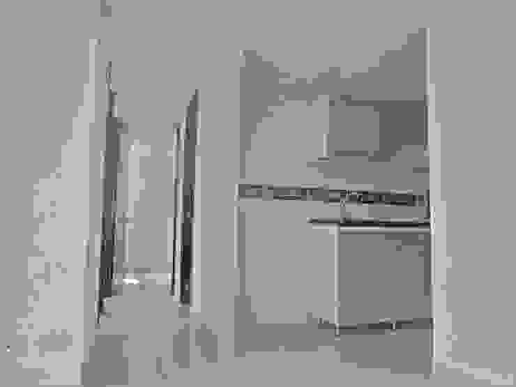 AlejandroBroker Ingresso, Corridoio & Scale in stile moderno