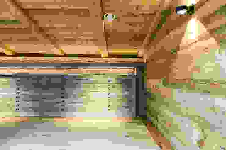 Holz atemberaubend in Szene gesetzt - ein Showroom mit Altholz | homify