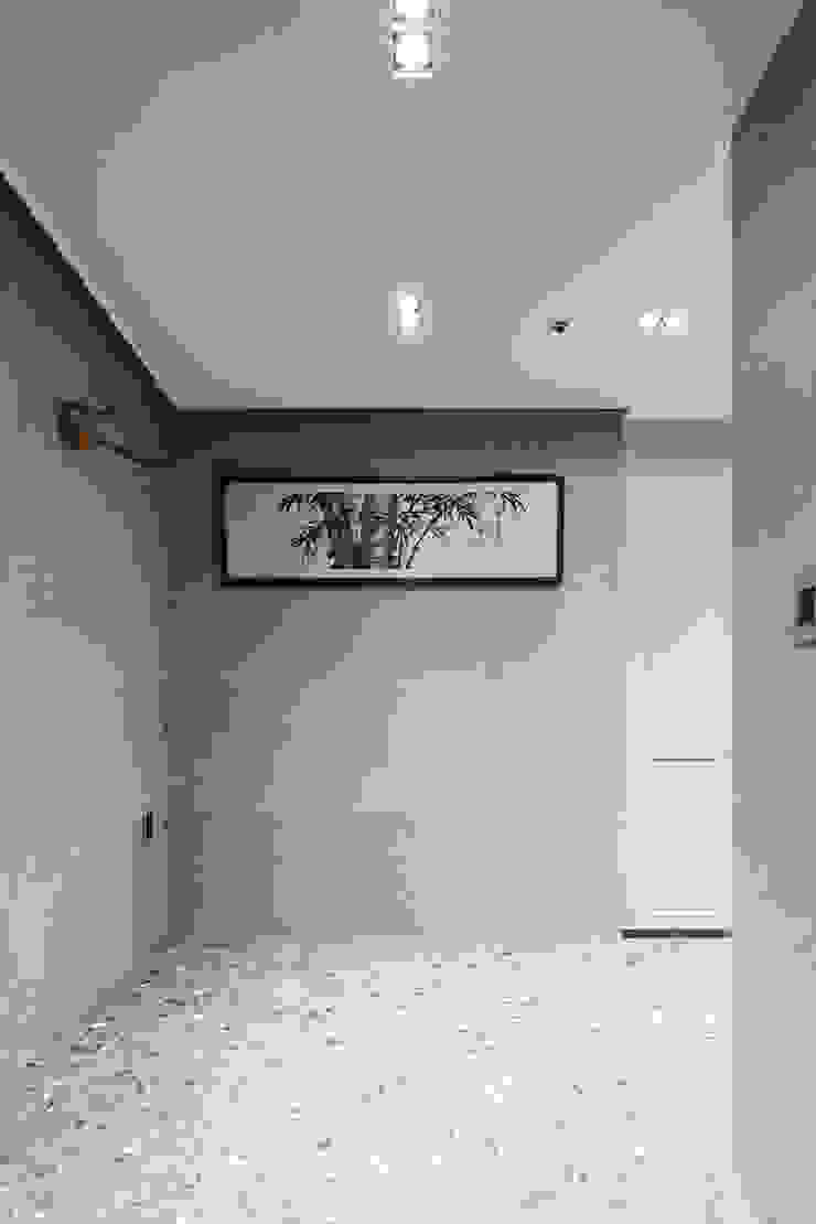 63평 더샵스타리버 아파트 인테리어 _ 모던 내츄럴 스타일의 힐링하우스 모던스타일 복도, 현관 & 계단 by 영훈디자인 모던