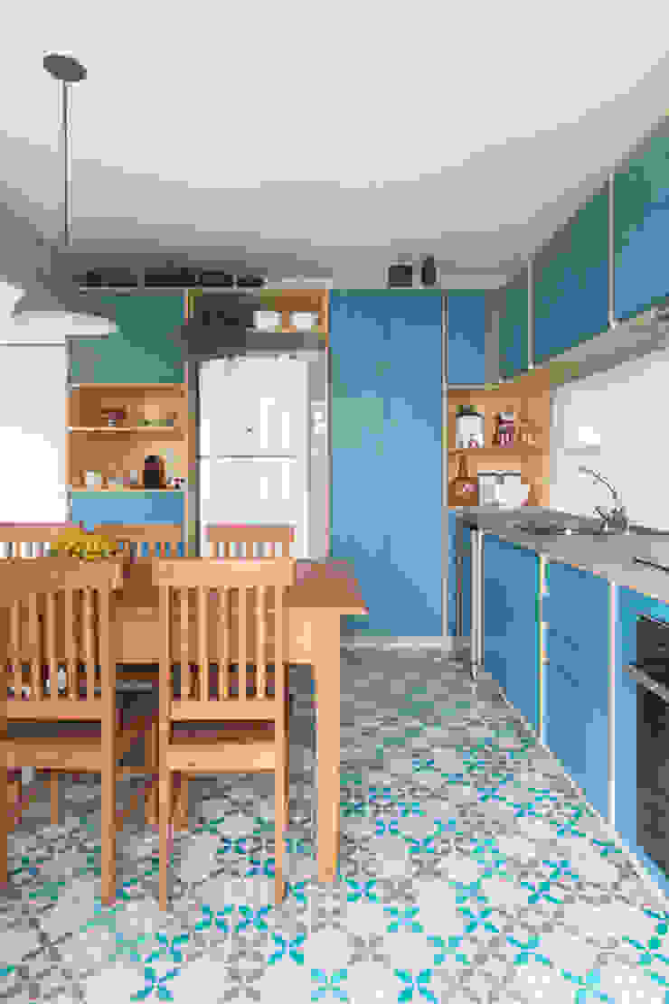 INÁ Apartamento da Rosana e do Marco, INÁ Arquitetura INÁ Arquitetura Cozinhas modernas Azul