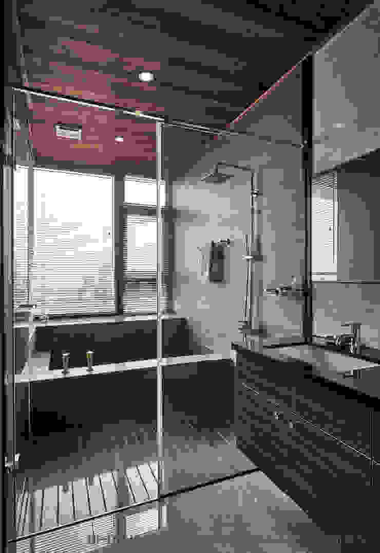 浴室 Hi+Design/Interior.Architecture. 寰邑空間設計 Bathroom گرینائٹ Grey