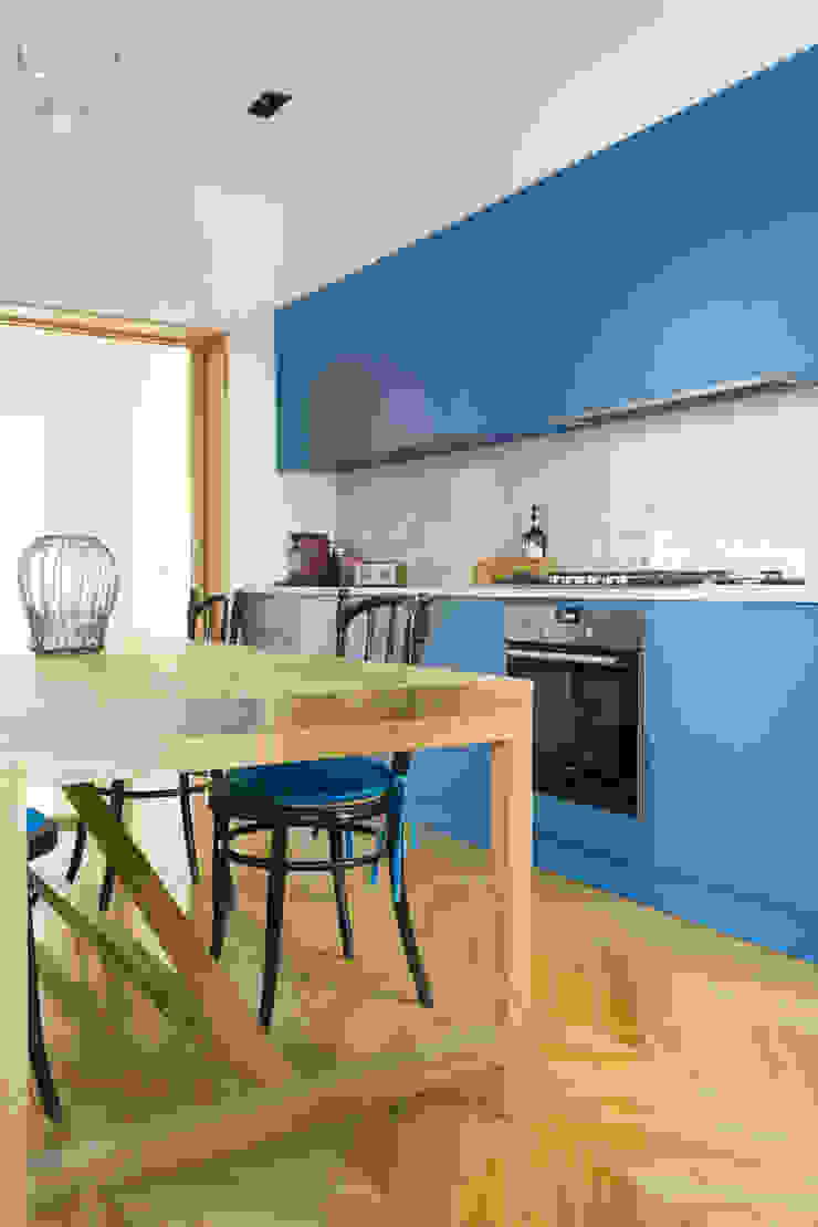 Blu rovere Arbit Studio Cucina attrezzata Legno Blu cucina,kitchen,blu,laccata,parquet,spina francese,rovere,massello,tavolo,porte scorrevoli,marmo di carrara,interior design