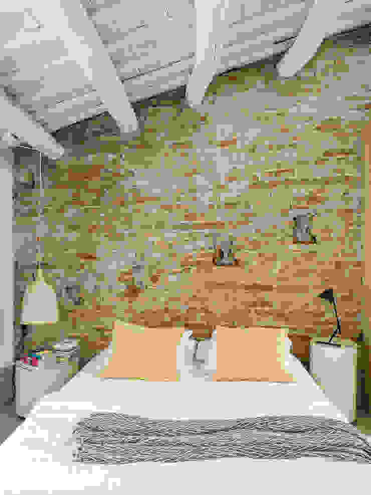 Dormitorio Abrils Studio Dormitorios de estilo mediterráneo dormitorio,pared de obra vista,obra vista,pared de ladrillo,ladrillos,lampara de techo,lampara de vimet,ropa de cama,mesillas de noche