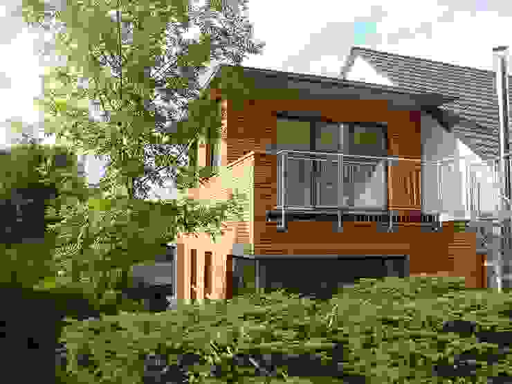Zweigeschossiger Anbau mit Holzfassade und Balkon Wiese und Heckmann GmbH Holzhaus Holz Braun anbau,holzbau,holzfassade,zweigeschossig,holzrahmenbau,wohnraumerweiterung,mehr platz,lärche,balkon,nachhaltig