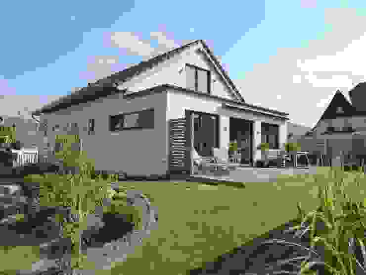Wohnhaus in Holzrahmenbauweise mit Putzfassade und Satteldach Wiese und Heckmann GmbH Einfamilienhaus Weiß hausbau,neubau,holzhaus,holzrahmenbau,putzfassade,satteldach,einfamilienhaus,wohnhaus,fertighaus,helle Fassade