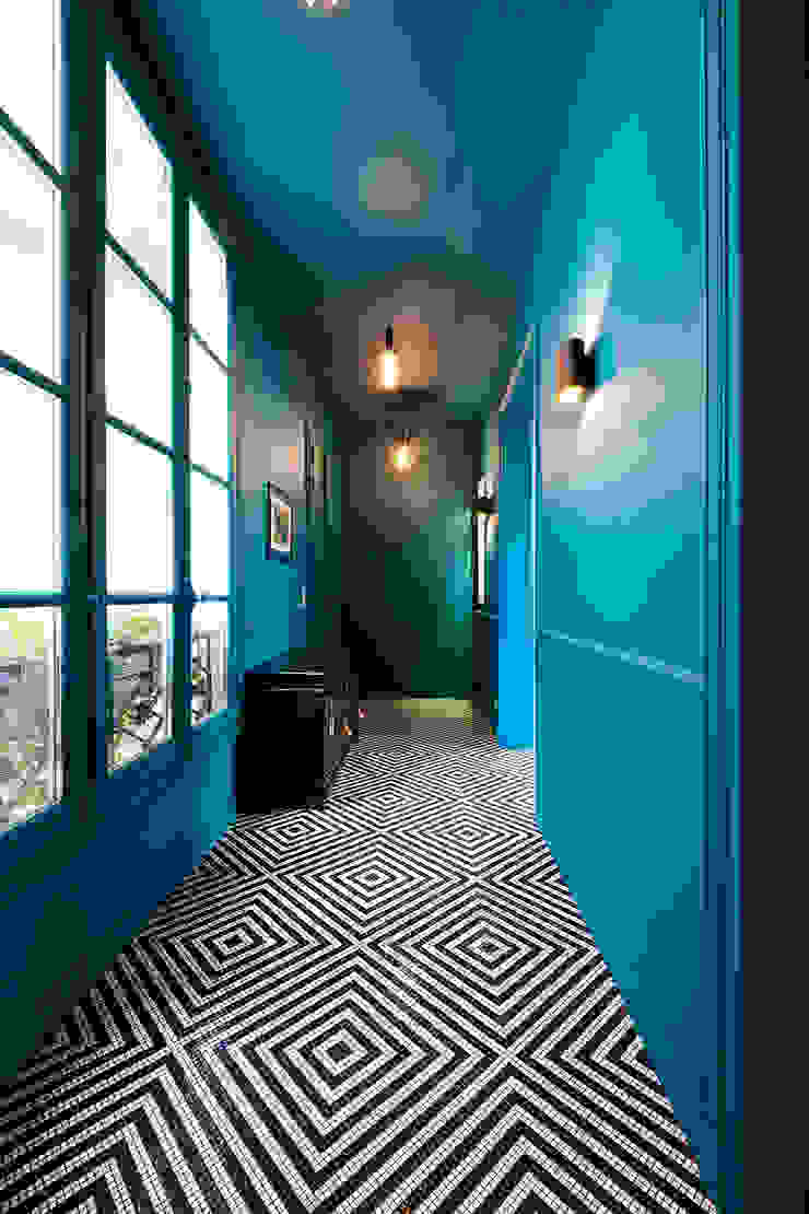 Entrée/Couloir Catalina Castro Blanchet Couloir, entrée, escaliers originaux Bleu Couloir,entrée,mosaïque,rénovation totale,clé en main,agencement s mesure,bleu,noir et blanc,mosaique