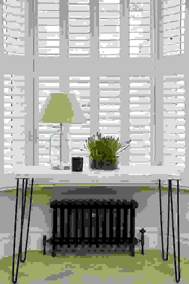 A Stunning Scandi Style Home in Fulham, Plantation Shutters Ltd Plantation Shutters Ltd Skandinavische Wohnzimmer MDF Weiß