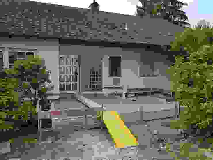 neuer Eingangsanbau an einen EFH---Eingangsbox mit Holzverkleidung a r c h i t e k t u r b ü r o grimm Moderne Häuser