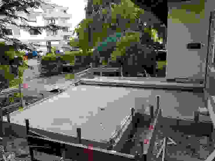 neuer Eingangsanbau an einen EFH---Eingangsbox mit Holzverkleidung a r c h i t e k t u r b ü r o grimm Moderne Häuser