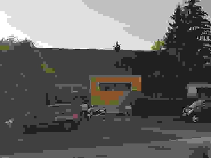 neuer Eingangsanbau an einen EFH---Eingangsbox mit Holzverkleidung a r c h i t e k t u r b ü r o grimm Moderne Häuser