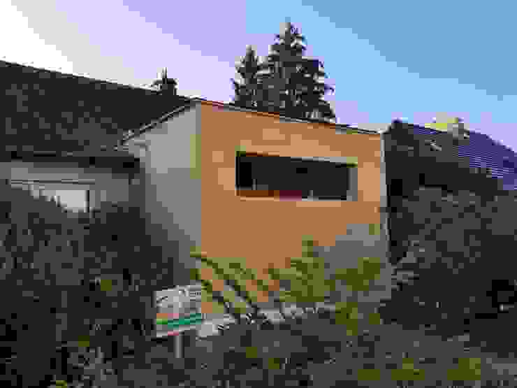 neuer Eingangsanbau an einen EFH---Eingangsbox mit Holzverkleidung a r c h i t e k t u r b ü r o grimm Moderne Häuser