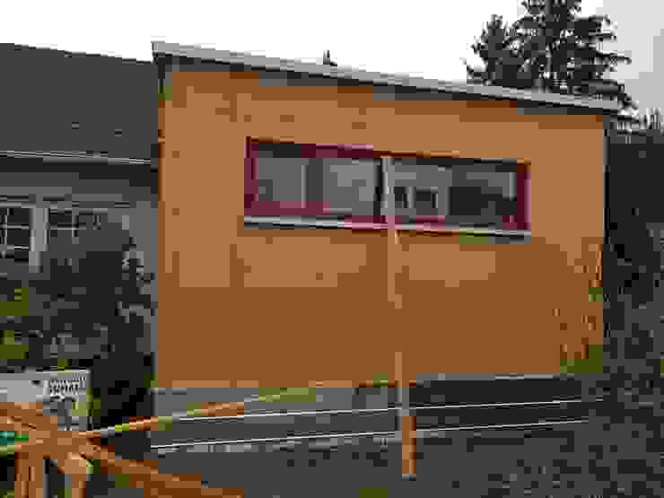 neuer Eingangsanbau an einen EFH---Eingangsbox mit Holzverkleidung a r c h i t e k t u r b ü r o grimm Moderne Häuser