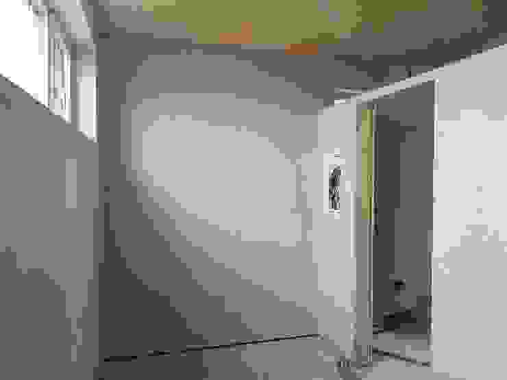 neuer Eingangsanbau an einen EFH---Eingangsbox mit Holzverkleidung a r c h i t e k t u r b ü r o grimm Moderne Häuser