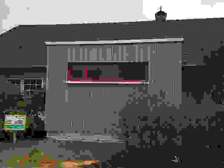 neuer Eingangsanbau an einen EFH---Eingangsbox mit Holzverkleidung a r c h i t e k t u r b ü r o grimm Moderne Häuser