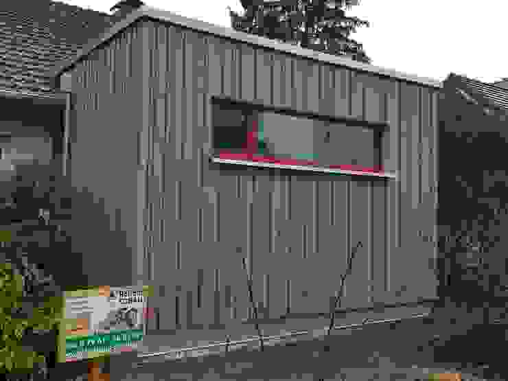 neuer Eingangsanbau an einen EFH---Eingangsbox mit Holzverkleidung a r c h i t e k t u r b ü r o grimm Moderne Häuser