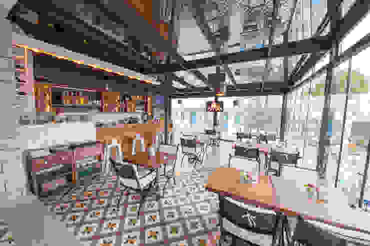 Hotel in Alacati by KAROİSTANBUL KAROİSTANBUL Pavimento