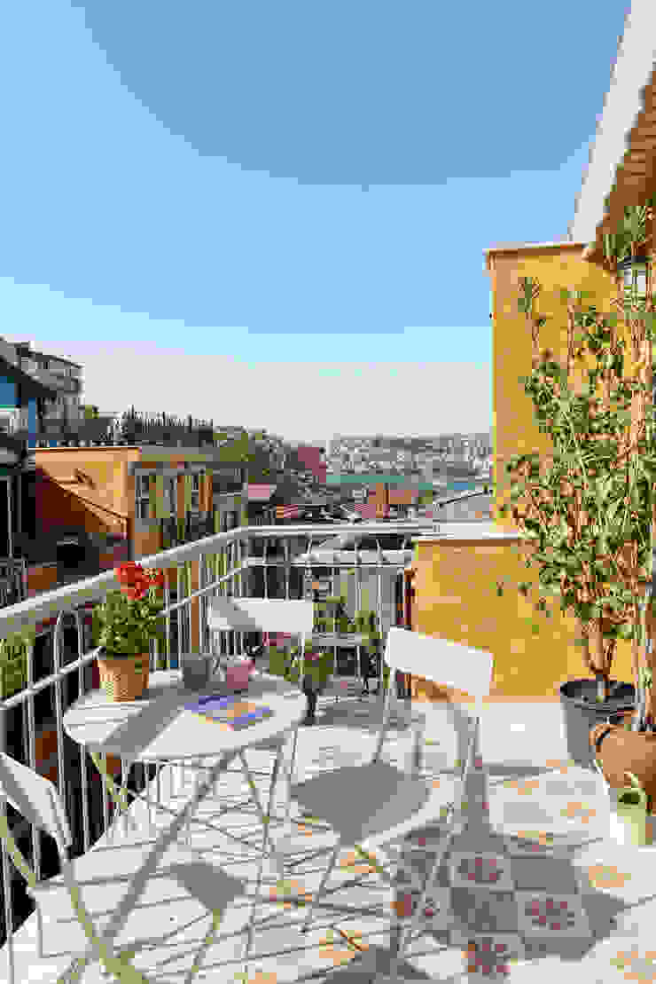 Private House Project-2 by KAROİSTANBUL, KAROİSTANBUL KAROİSTANBUL Balkon Fliesen