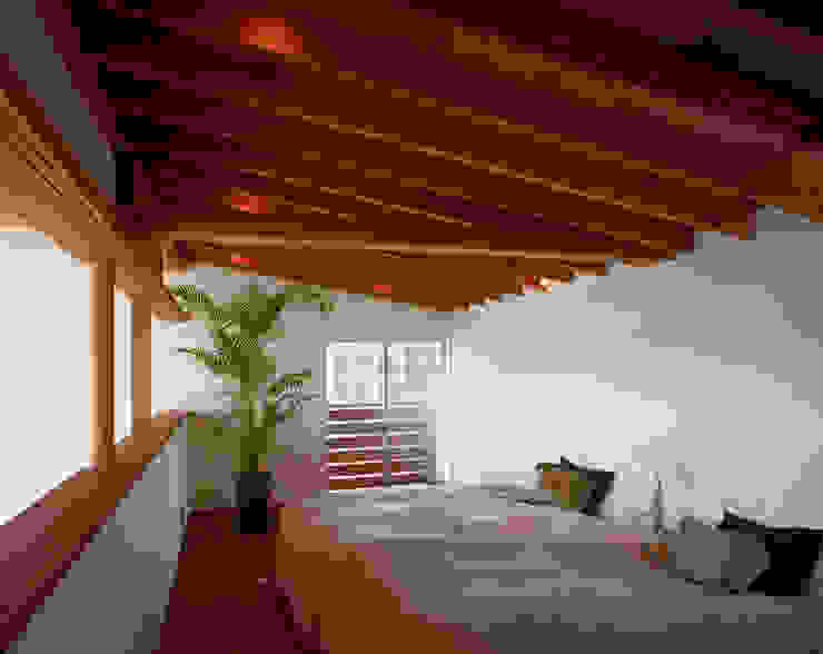 海の見える丘の家, 西島正樹／プライム一級建築士事務所 西島正樹／プライム一級建築士事務所 モダンスタイルの寝室 白色 建物,財産,家具,植物,窓,木,シェード,観葉植物,快適,点灯