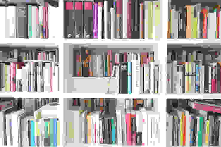 GANTZ-Bücherstufe GANTZ - Regale und Einbauschränke nach Maß Minimalistische Arbeitszimmer Holzwerkstoff Weiß Bücherstufe