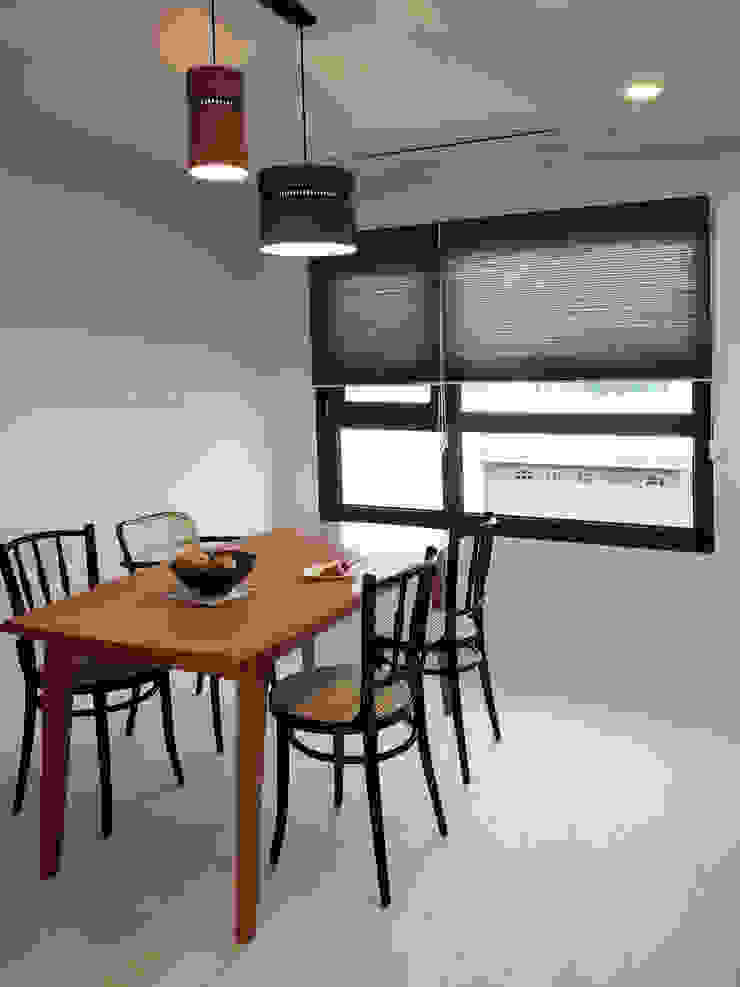 블랑브러쉬 Sala da pranzo moderna