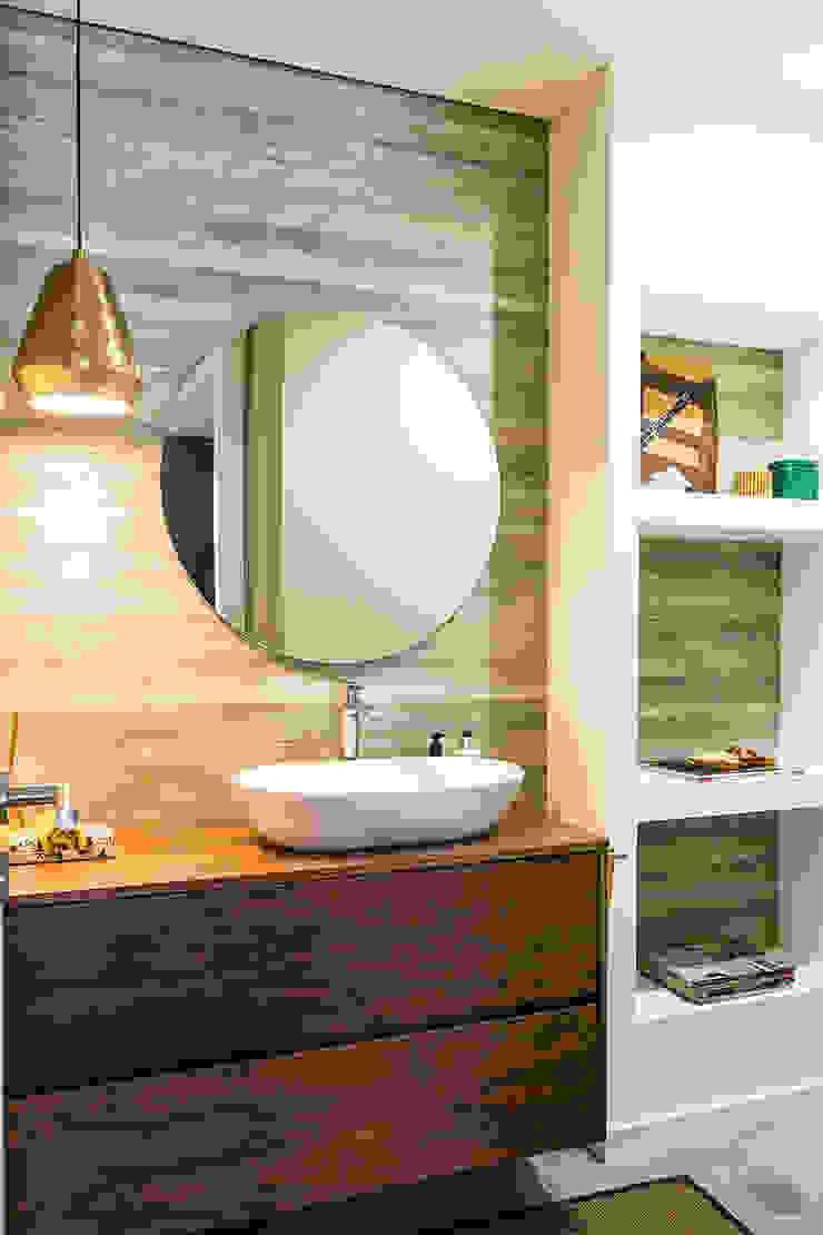 WC de serviço - Casa Vilarinha (Porto) - SHI Studio Interior Design ShiStudio Interior Design Casas de banho modernas shi studio,porto,decoração,casa,interior design,banho,wc,espelho,iluminação,pendente,candeeiro,papel de parede