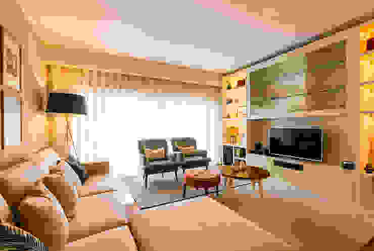 Sala de estar - Moradia em Miramar - SHI Studio Interior Design ShiStudio Interior Design Salas de estar modernas shi studio,casa,decoração,interior,design,moradia,sheila moura azevedo,sala de estar,tv,televisao,sofa,miramar
