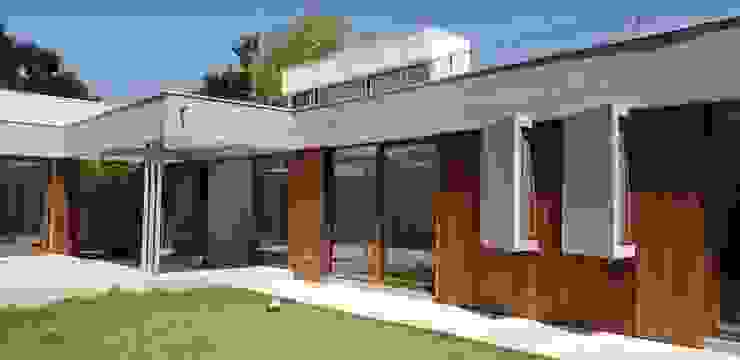Fachada de madera y porcelanato Constructora CYB Spa Casas unifamiliares fachada,madera,porcelanato