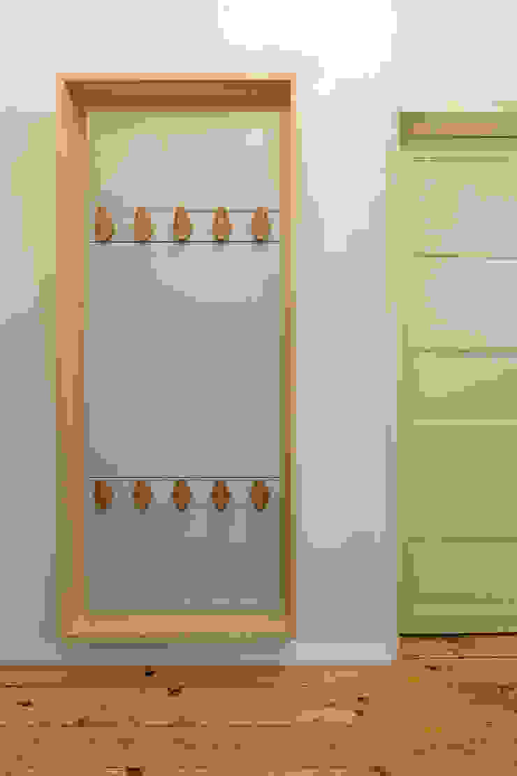 Remodelação T2 . Bairro de Alvalade, Lisboa Corredores, halls e escadas ecléticos por BL Design Arquitectura e Interiores Eclético Madeira Acabamento em madeira