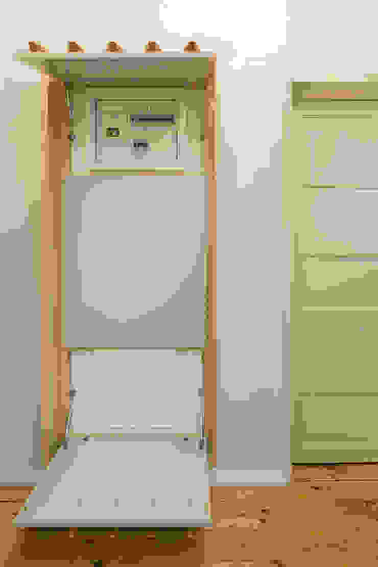 Remodelação T2 . Bairro de Alvalade, Lisboa Corredores, halls e escadas ecléticos por BL Design Arquitectura e Interiores Eclético Madeira Acabamento em madeira
