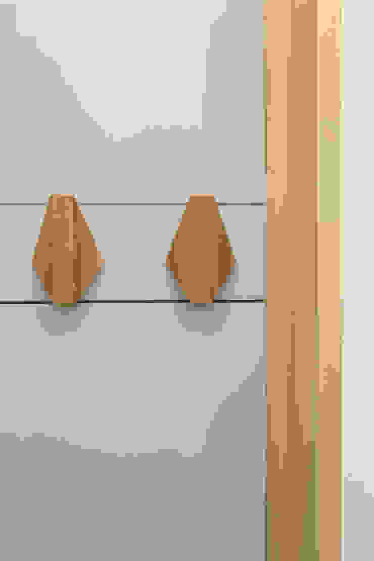 Remodelação T2 . Bairro de Alvalade, Lisboa Corredores, halls e escadas ecléticos por BL Design Arquitectura e Interiores Eclético Madeira Acabamento em madeira