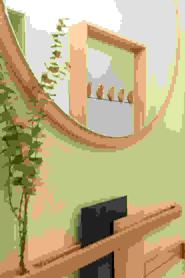 Remodelação T2 . Bairro de Alvalade, Lisboa Corredores, halls e escadas ecléticos por BL Design Arquitectura e Interiores Eclético Madeira Acabamento em madeira