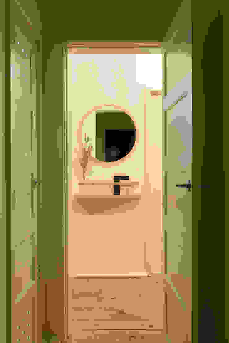 Remodelação T2 . Bairro de Alvalade, Lisboa Corredores, halls e escadas ecléticos por BL Design Arquitectura e Interiores Eclético