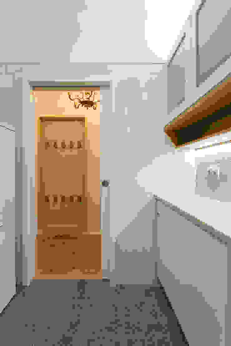 Remodelação T2 . Bairro de Alvalade, Lisboa Cozinhas ecléticas por BL Design Arquitectura e Interiores Eclético