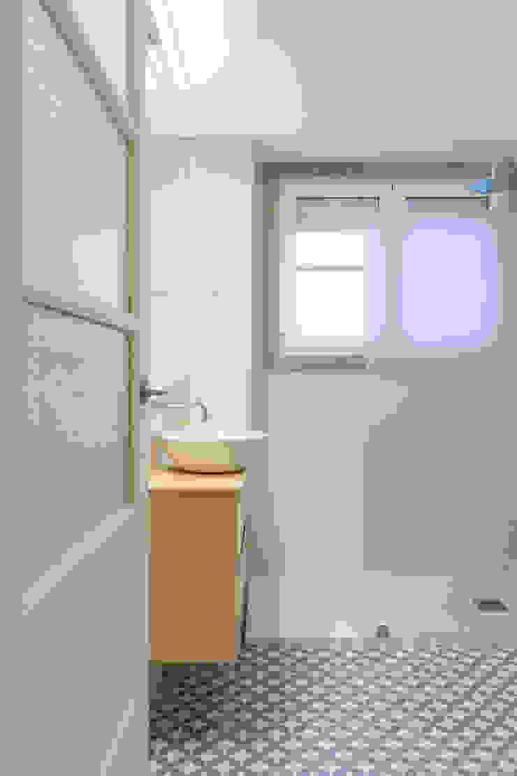 Remodelação T2 . Bairro de Alvalade, Lisboa Casas de banho ecléticas por BL Design Arquitectura e Interiores Eclético