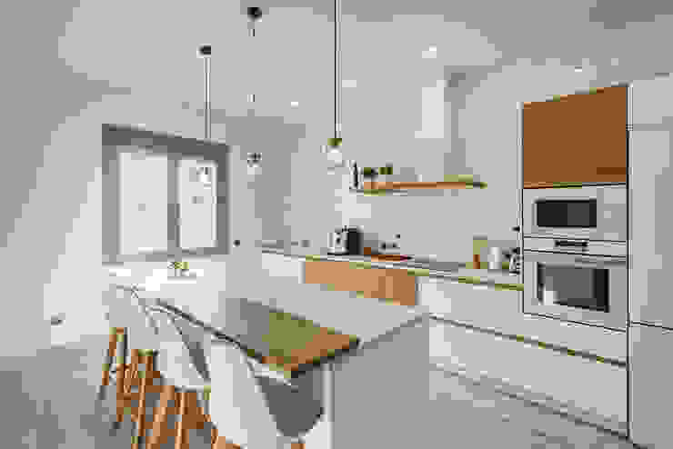 Luminosa cocina de estilo nórdico en Toledo OOIIO Arquitectura Cocinas integrales Madera Blanco cocina,isla de cocina,muebles de cocina,campana de cocina