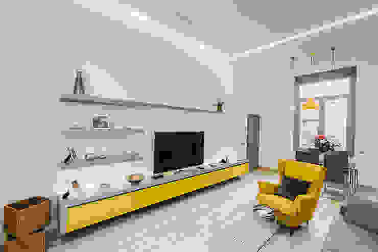 Sencillo salón moderno de casa en Toledo. OOIIO Arquitectura Salones de estilo moderno Madera Blanco salón,muebles de salón,sillón,sofá cómodo