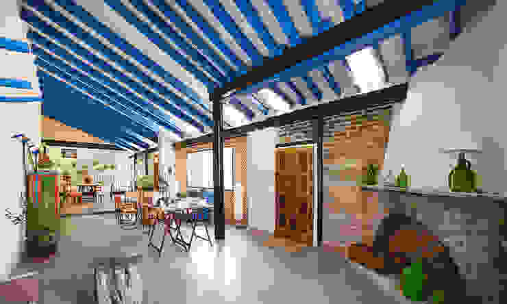 Reforma integral de antiguo pajar a vivienda. OOIIO Arquitectura Salones rústicos de estilo rústico Ladrillos Azul casa rural,rehabilitación,reforma integral,salón,comedor