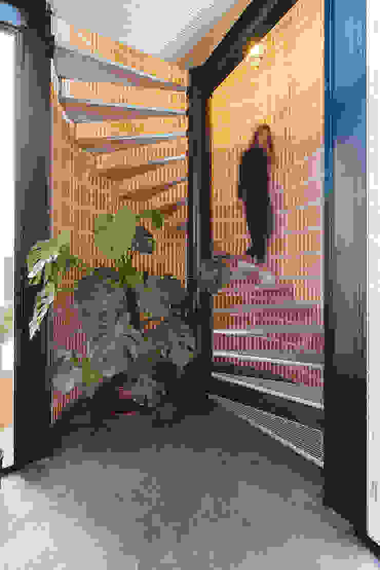 Escalera de caracol integrada en edificio antiguo. OOIIO Arquitectura Escaleras Hierro/Acero Metálico/Plateado escalera de caracol,escalera metálica,pared de ladrillo,pilar metálico