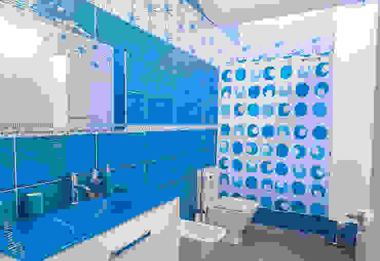 Baño alegre y diferente. OOIIO Arquitectura Baños de estilo moderno Cerámico Azul muebles de baño,cuarto de baño,lavamanos,baños pequeños