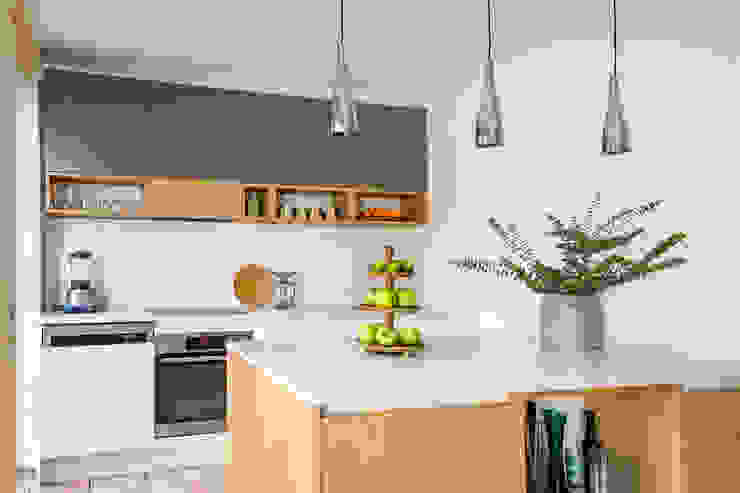 Moderne Küche aus Laminat, Furnierholz, Fenix und Quarzstein | 호미파이