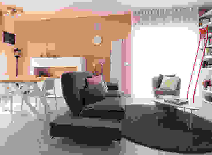 soggiorno ARCHISPRITZ Soggiorno moderno Rosa divano,carta da parati,rosa,madia,libreria scala