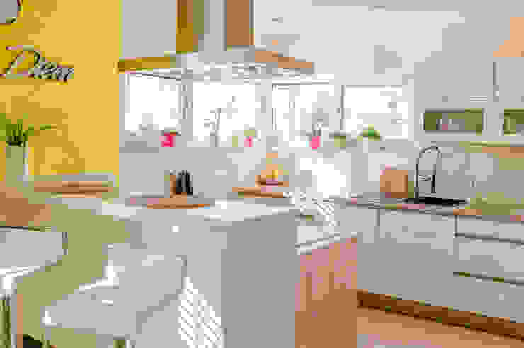 Helle moderne Küche mit Kochinsel T-raumKONZEPT - Interior Design im Raum Nürnberg Einbauküche Weiß Küche,Küchenzeile,Kochinsel,Inselesse,kurze Wege,Theke