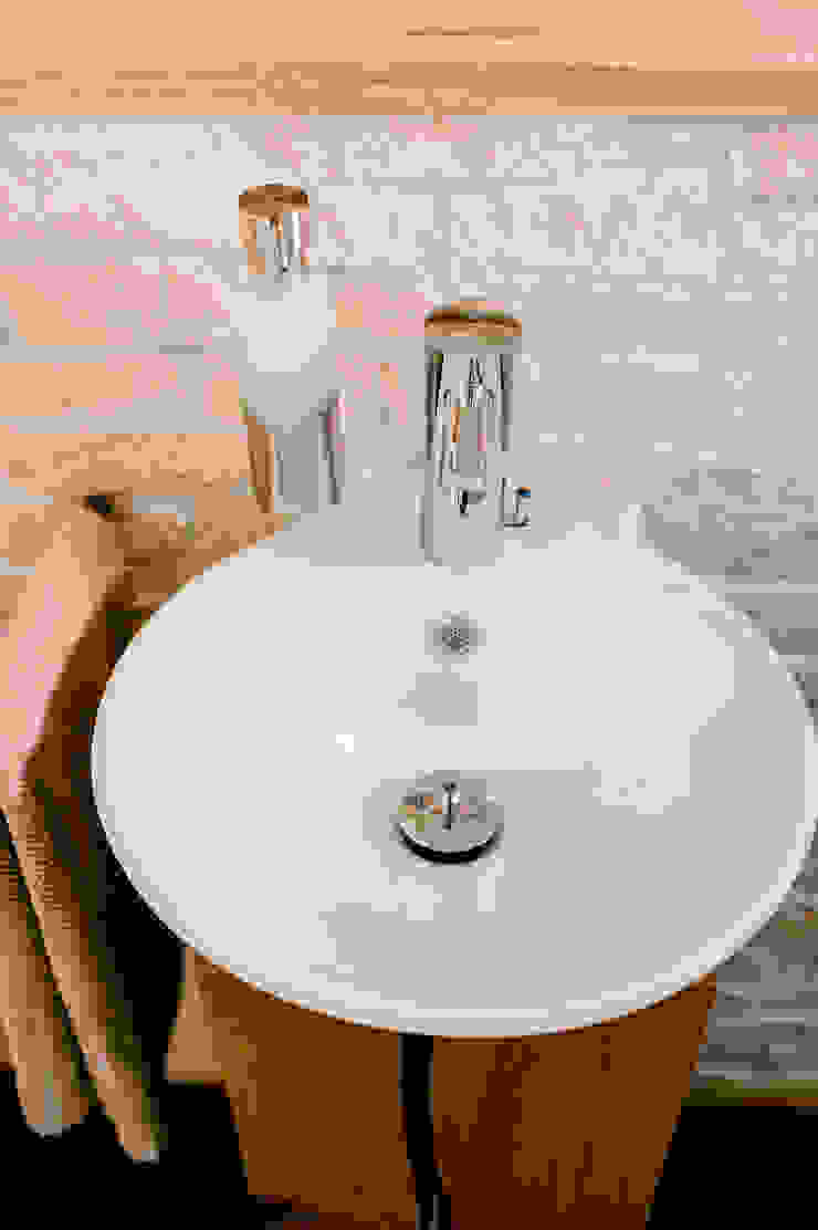 Rundes Aufsatzwaschbecken T-raumKONZEPT - Interior Design im Raum Nürnberg Moderne Badezimmer Keramik Gäste-Toilette,WC,Aufsatzwaschbecken,Infrarot-Armatur,rundes Becken,kein Stromanschluss