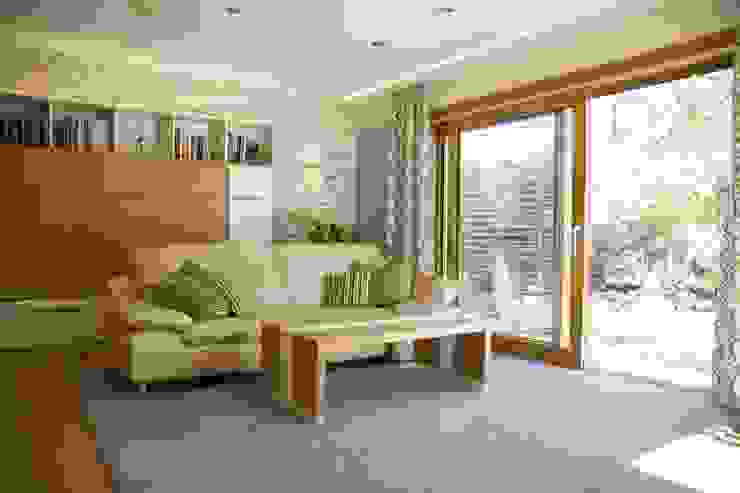 Ein Fenster weicht einer Hebeschiebetür T-raumKONZEPT - Interior Design im Raum Nürnberg Moderne Wohnzimmer Wohnzimmer,Landhausstil,Hebe-Schiebtür,Couch fei im Raum,Deckenfeld,indirekt beleuchtet,Steinwand
