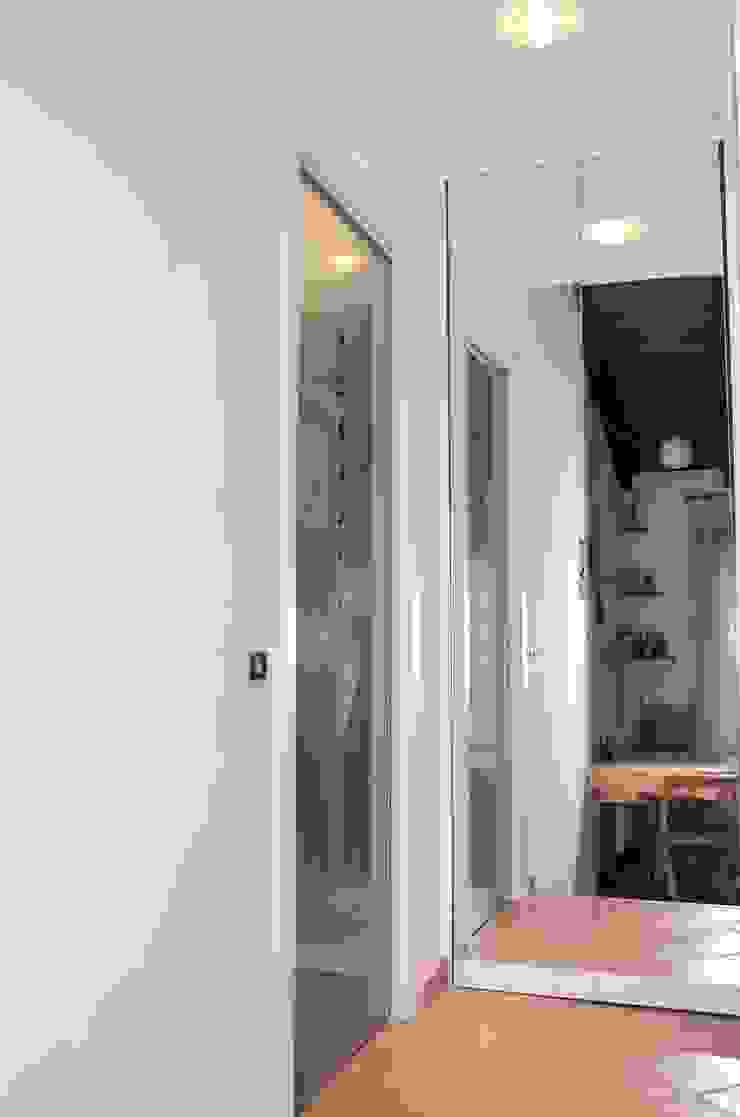 RESTYLING SOGGIORNO E STUDIO HAPPY HABITAT - Sabrina Aureli Ingresso, Corridoio & Scale in stile moderno porta in vetro,armadio su misura,specchio su mobile,disimpegno