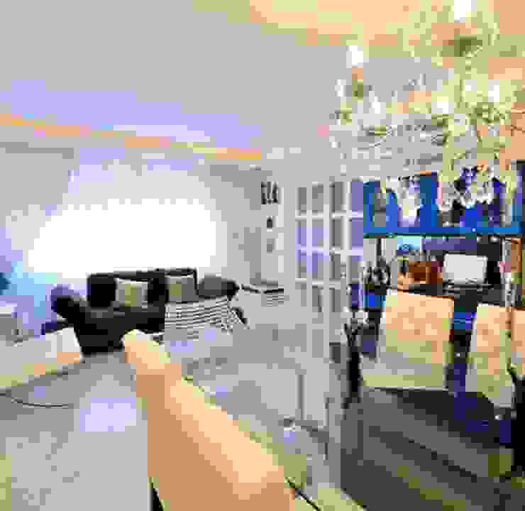 Sala de Estar Branca com Cristaleira em Laca Turquesa e Lustre de Cristal Tiede Arquitetos Salas de estar modernas Vidro Branco