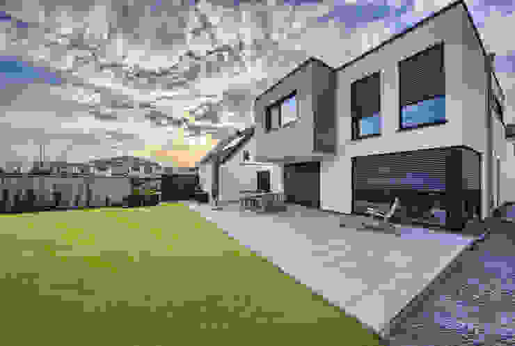 Gartenansicht Architektur S+R Einfamilienhaus Holz Weiß Wolke,Himmel,Eigentum,Gebäude,Fenster,Anlage,Beleuchtung,Grundstück,Die Architektur,Haus