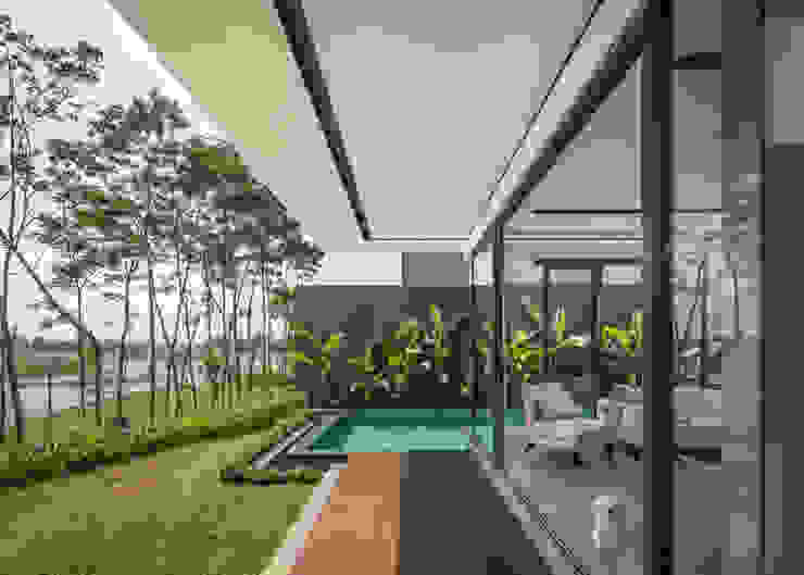 Outdoor Terrace Rakta Studio Balkon, Beranda & Teras Modern