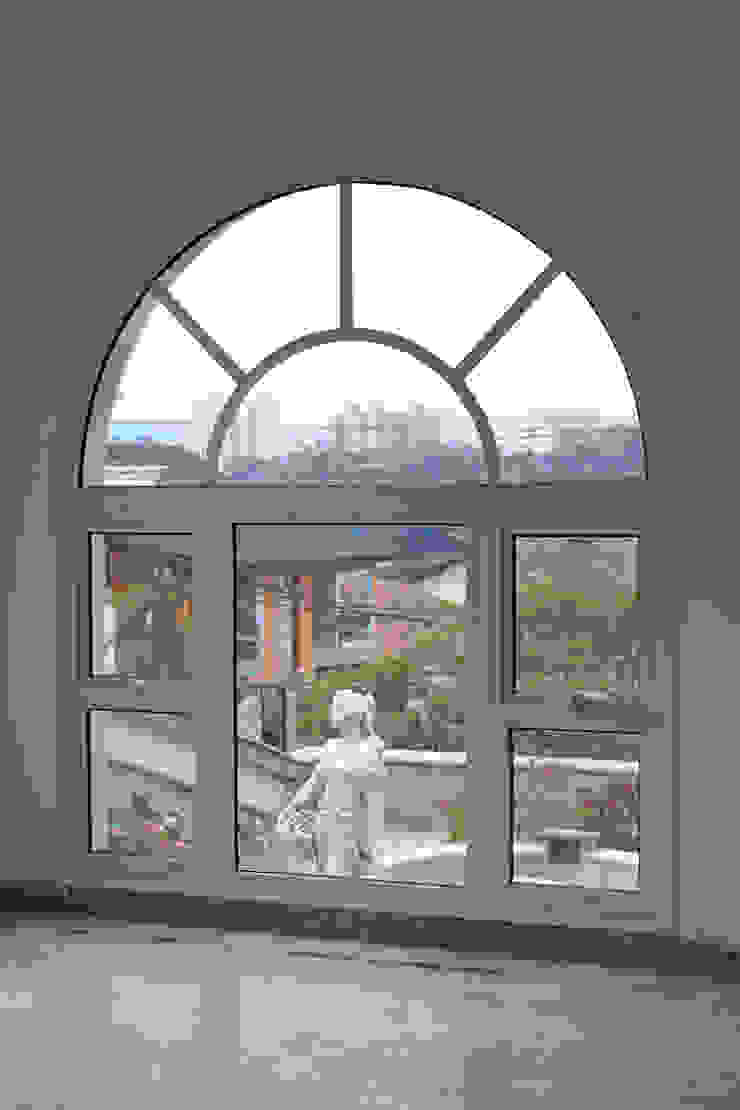 Obras com Alumínio na cor Branca, Tangará Esquadrias de Alumínio Tangará Esquadrias de Alumínio Modern windows & doors Aluminium/Zinc White