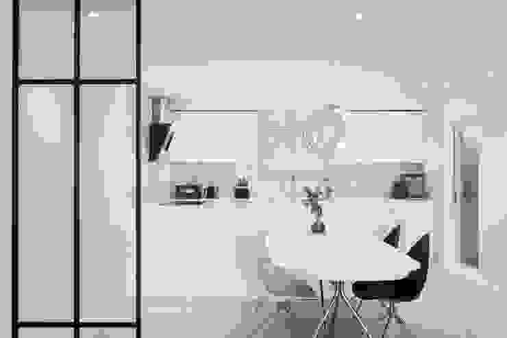 41평 주방인테리어, 디자인컴퍼니 모어덴 디자인컴퍼니 모어덴 모던스타일 주방 가구,테이블,건물,인테리어 디자인,직사각형,바닥,바닥,검정색과 흰색,고정물,사진 프레임